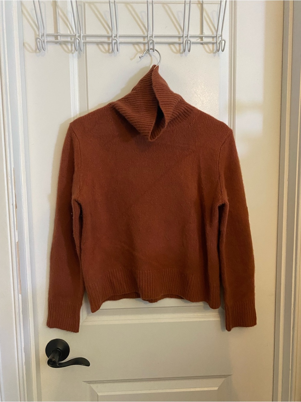 Wilfred Cashmere Rust-Copper Turtleneck Cropped Sweater